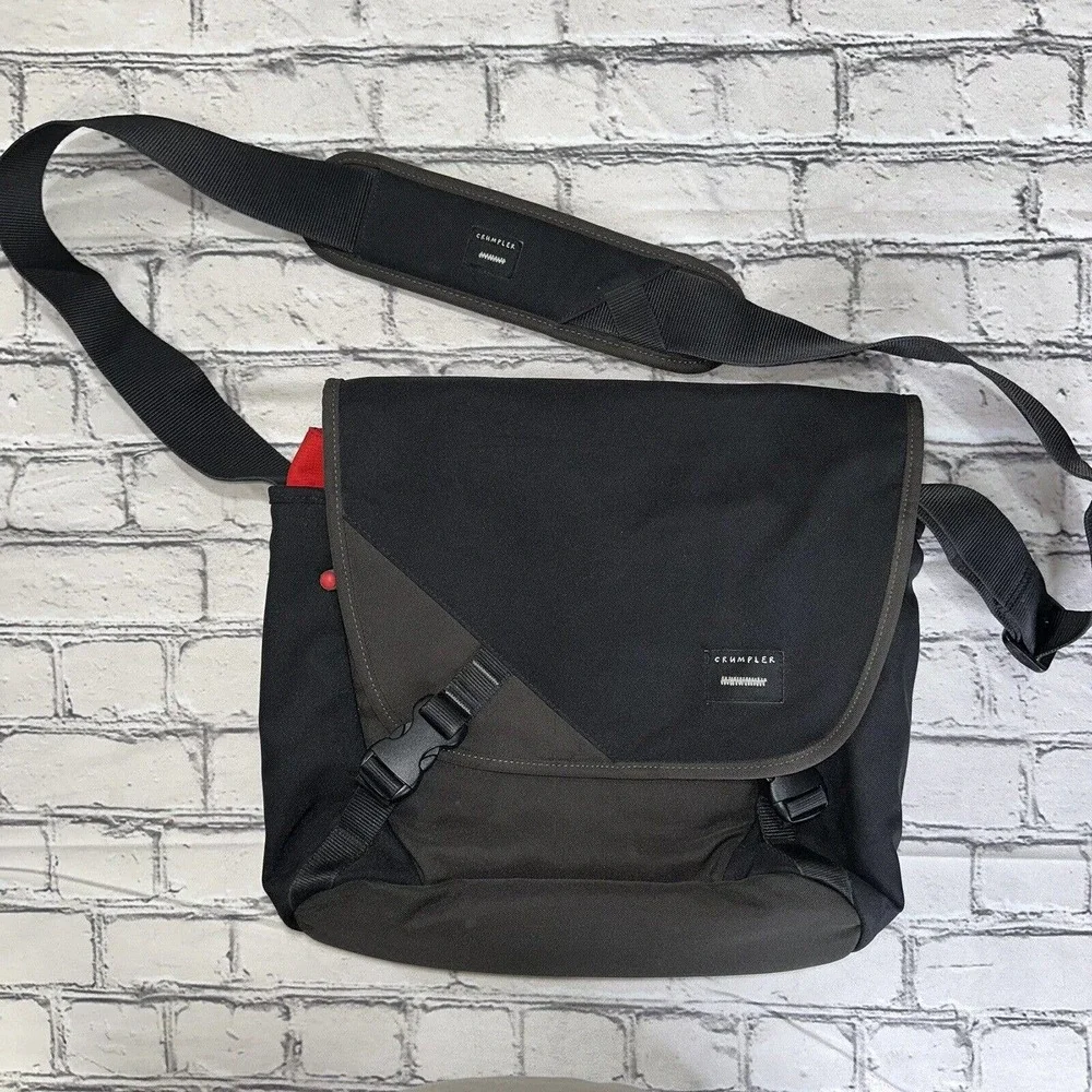 Crumpler The Skivvy Small Laptop Crossbody Messenger Bag Black Red Interior